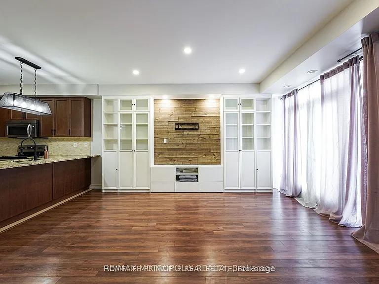 9621 Jane St #6 — Photo 4