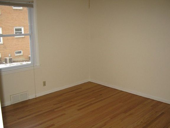 3rd image of 1319 E Randolph Ct