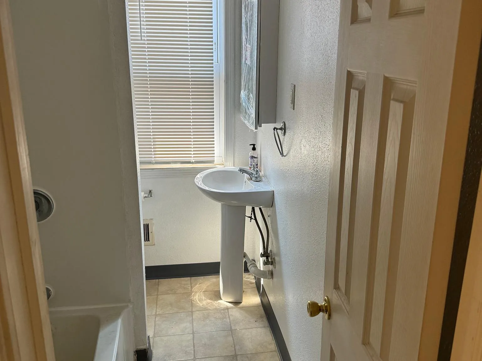 3 bed, 1500 sqft, $900 — Photo 4