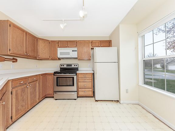 5th image of 8080 Park Ln #13