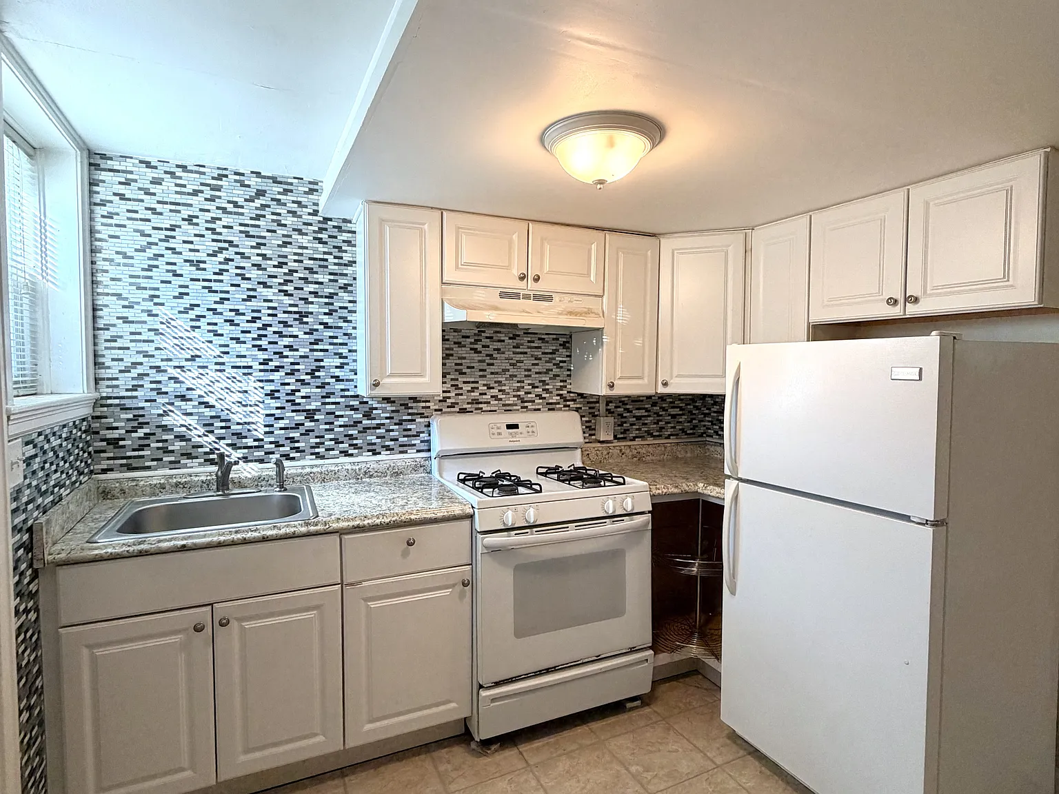 2 bed, 800 sqft, $2,300 — Photo 3