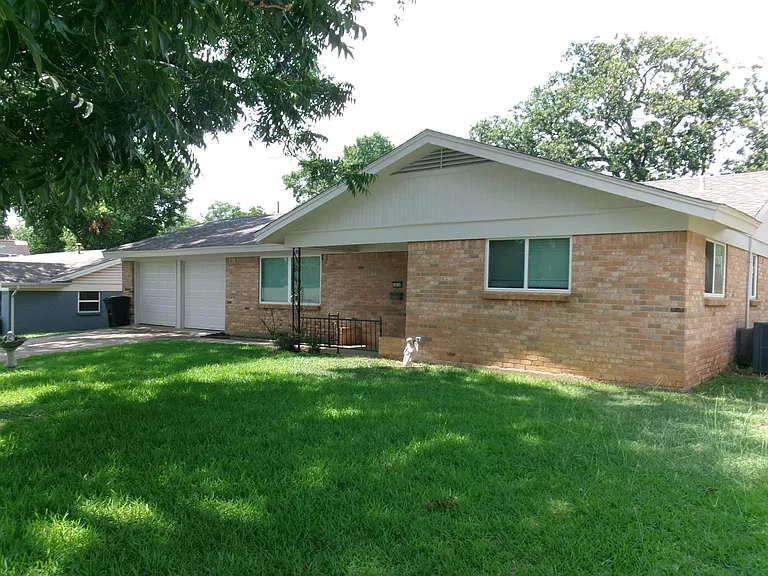 1610 Toplea Dr — Photo 2