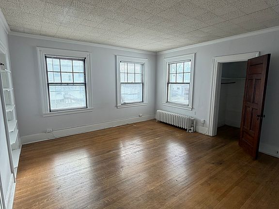 3rd image of 133 S Lake Ave APT 4