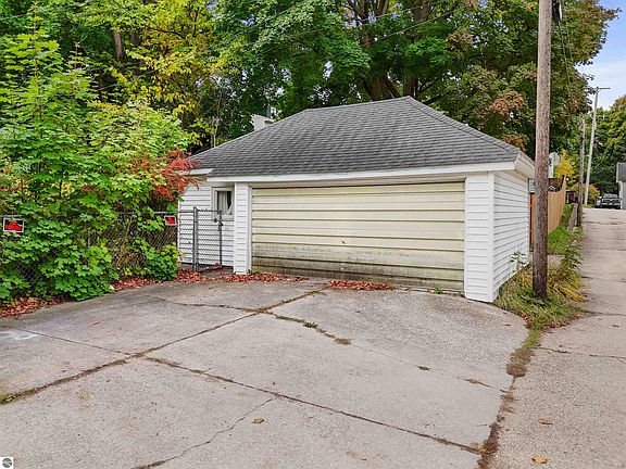 5th image of 309 E Mason St