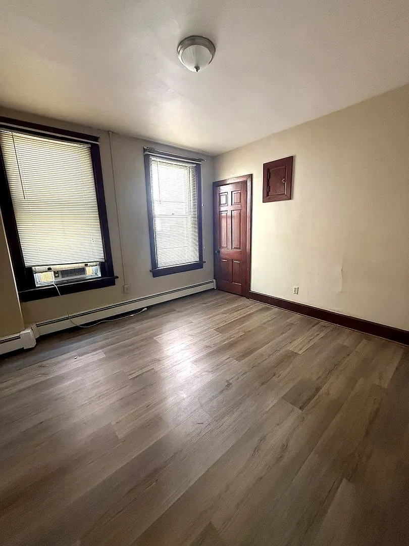 25 E High St 1/2 — Photo 4