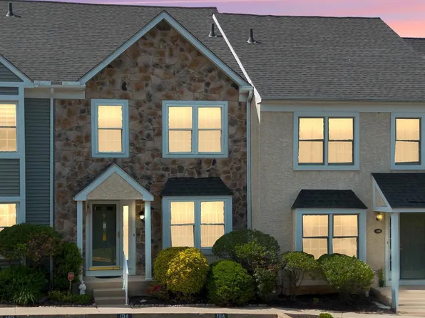 104 Coventry Pointe Ln, Pottstown, PA 19465