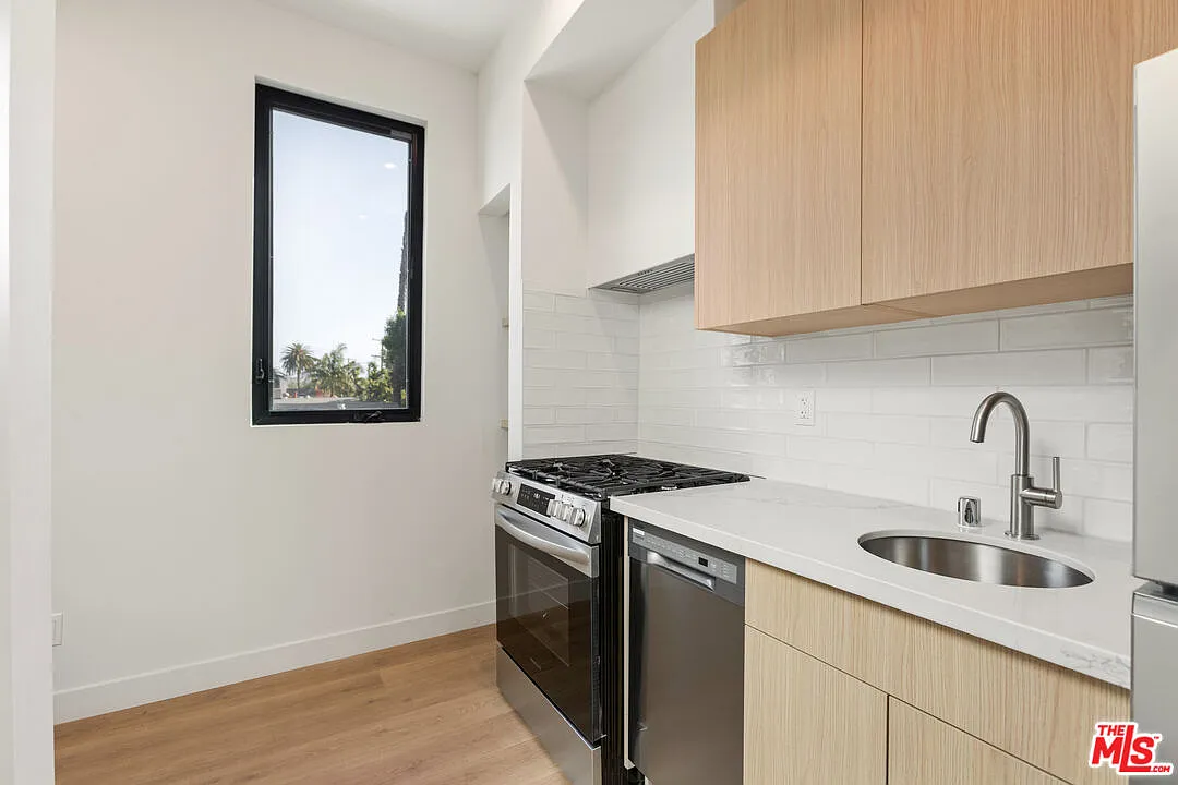 2 bed, 1.0 bath, 500 sqft, $2,745 — Photo 2