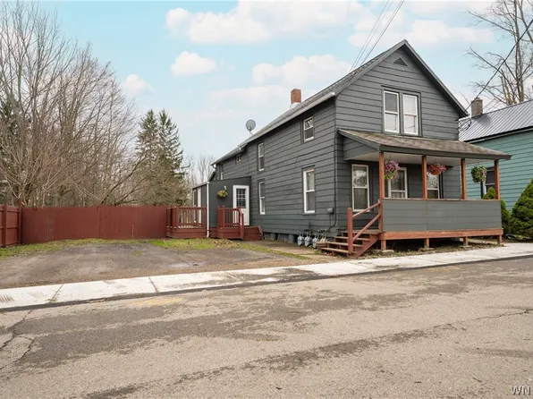 29 York St, Angola, NY 14006