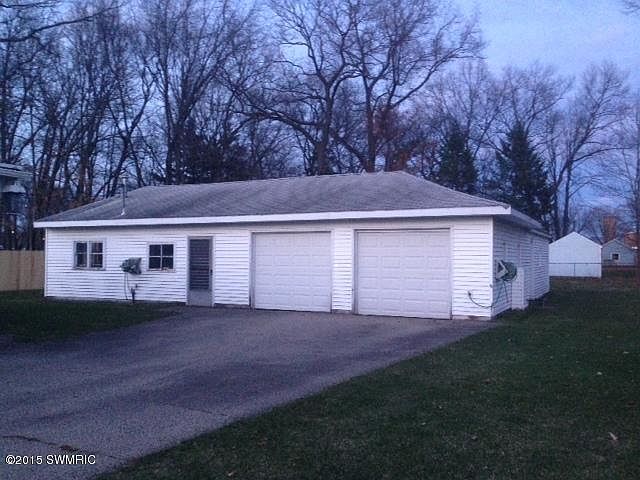 2nd image of 1570 Joslyn Rd