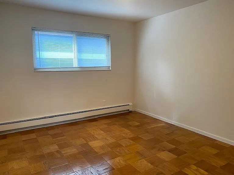 570 Ward St — Photo 16