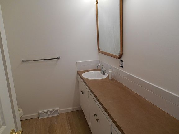 5th image of 337 Blackstone Dr