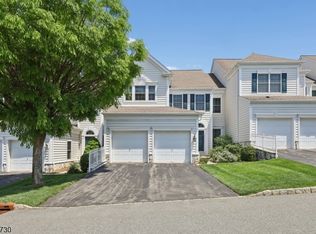 8 Yorktown Ln, Totowa, NJ 07512