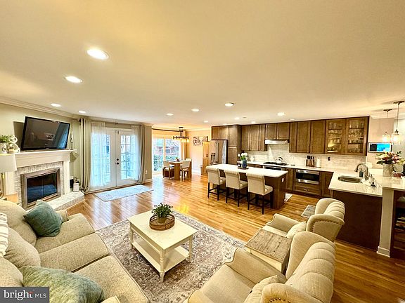 2nd image of 6313 Chaucer Ln