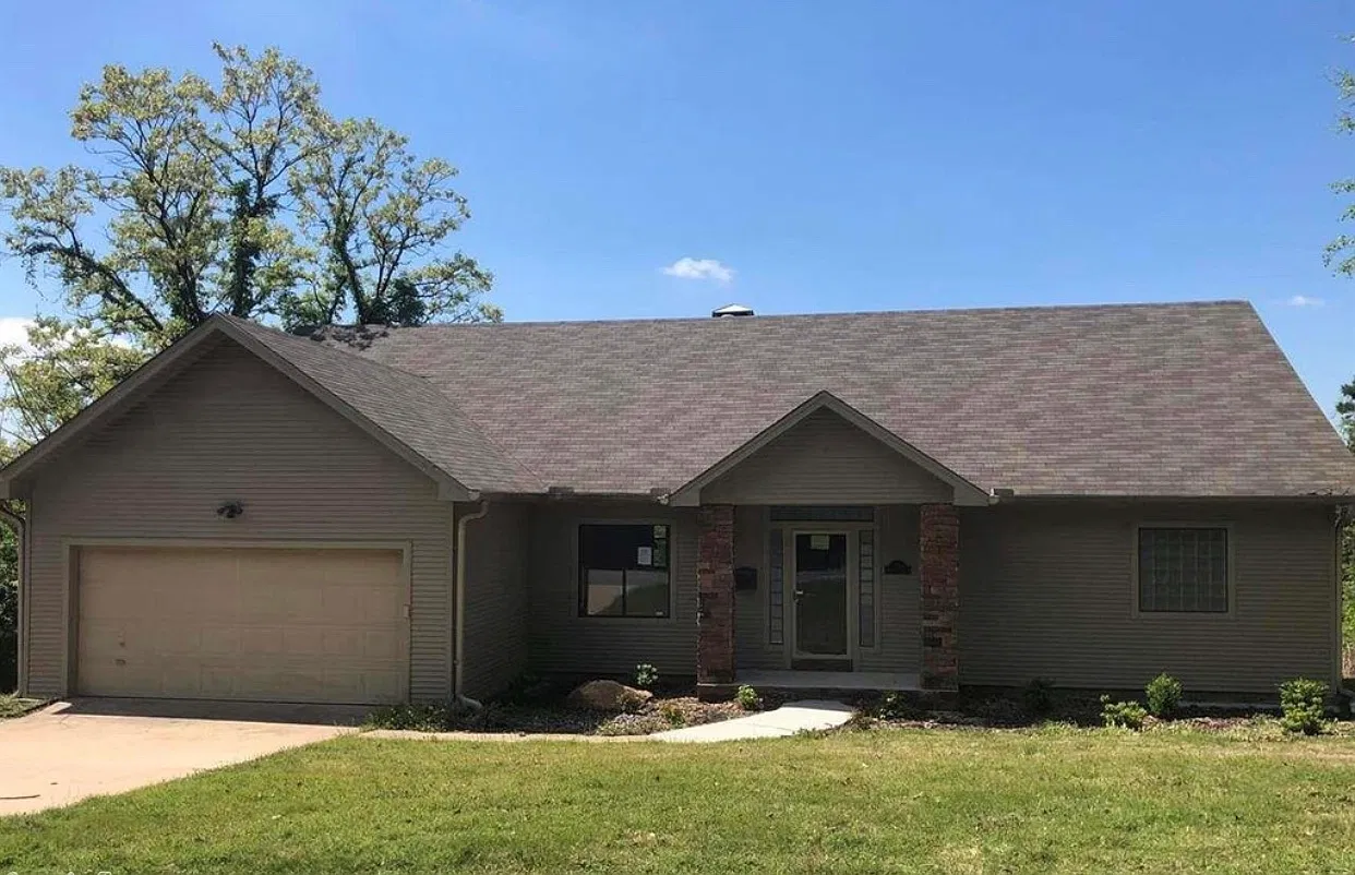 4 bed, 3200 sqft, $2,500 — Photo 1