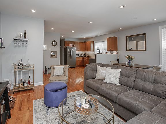 3rd image of 1718 W Erie St #2