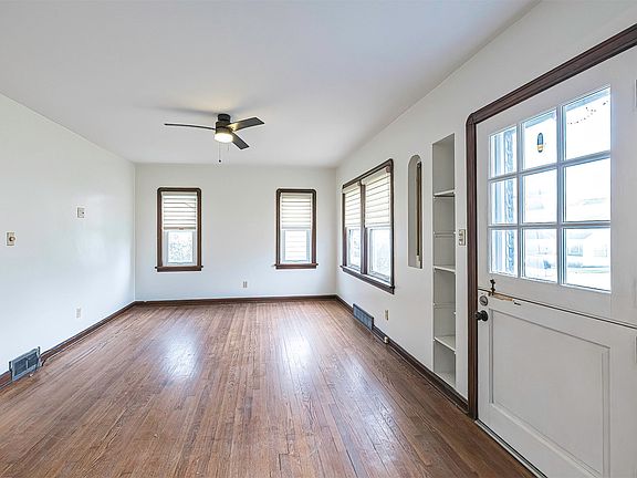 3rd image of 638 Oakmont Ave