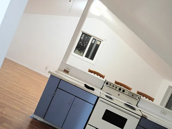 389 4th St #B, Yoncalla, OR 97499