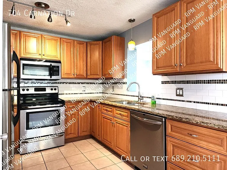704 Carnation Dr — Photo 6
