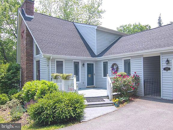 3rd image of 1300 Lakeview Dr