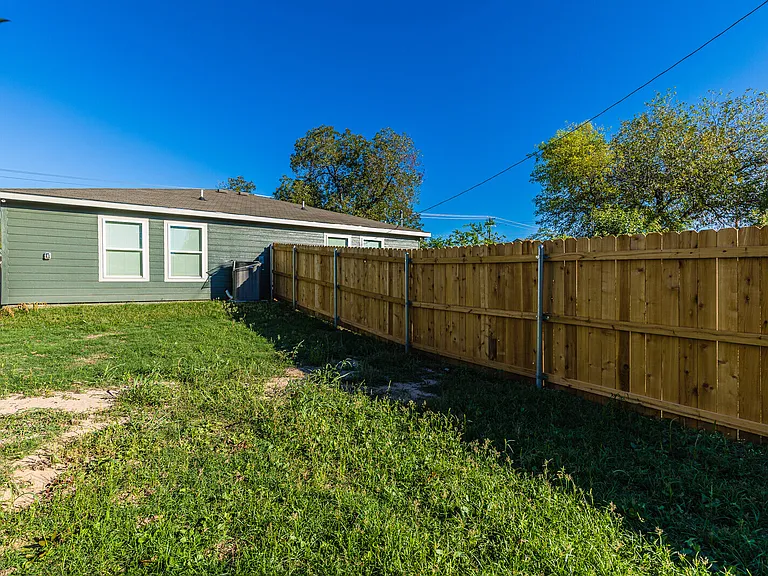 1914 Herring Ave — Photo 11