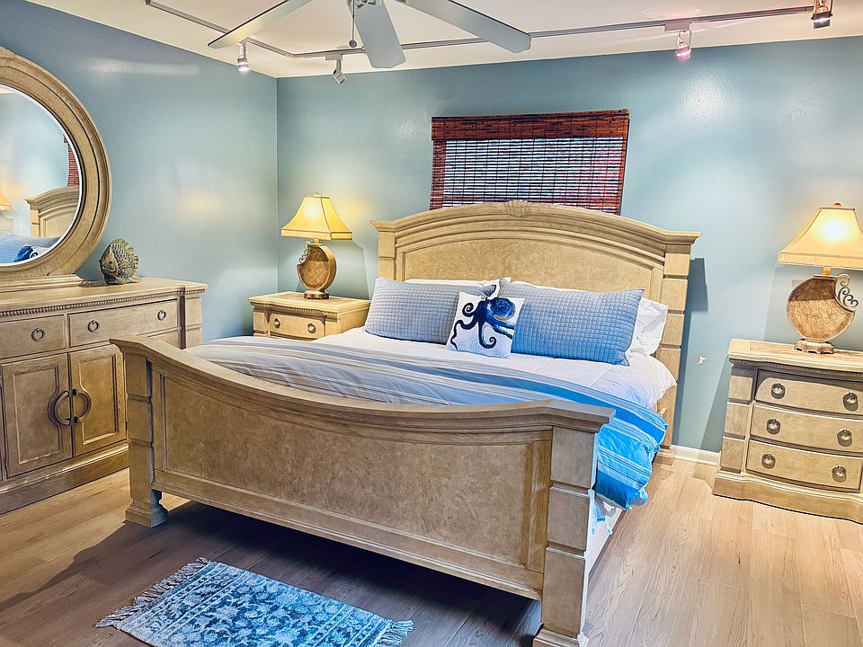 Large comfy King Bed and dresser for long stays