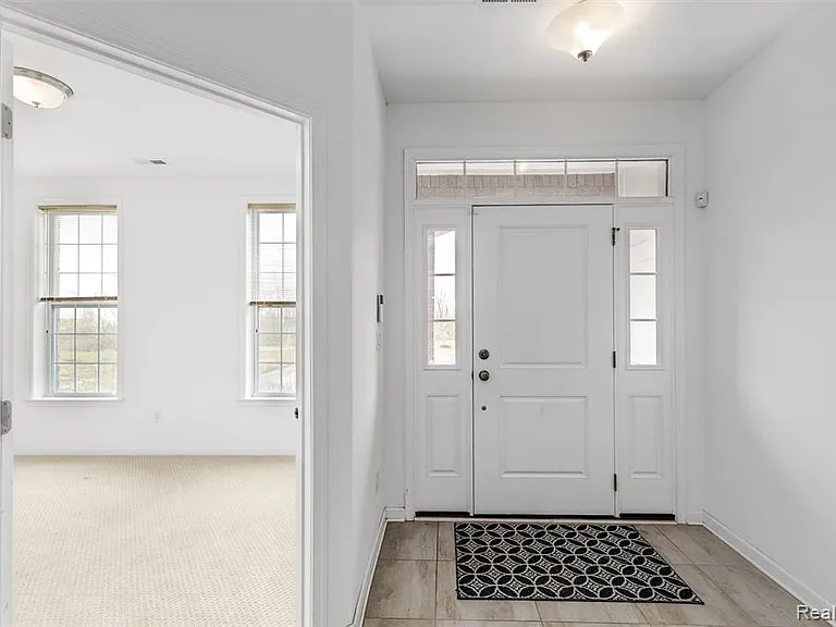 2769 Ashcombe Dr — Photo 5