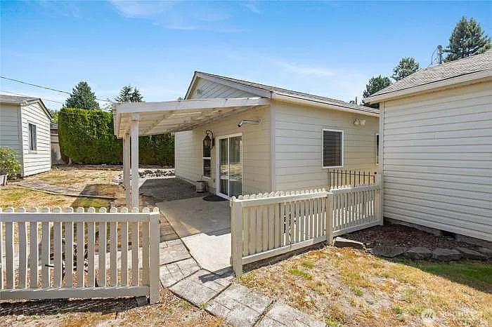 2 bed, 1240 sqft, $2,000 — Photo 3
