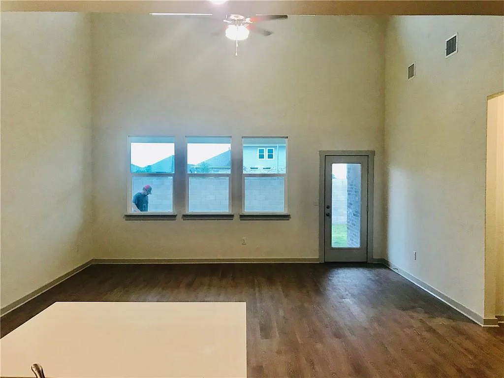 4 bed, 3.0 bath, 2564 sqft, $2,500 — Photo 4