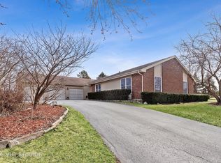 10 Cambridge Dr, Hawthorn Woods, IL 60047