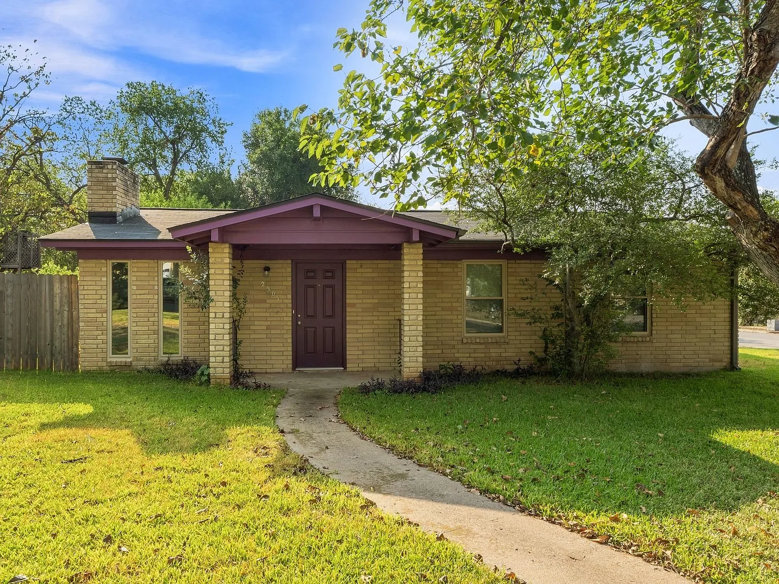 3 bed, 2.0 bath, 1176 sqft, $2,500 — Photo 2