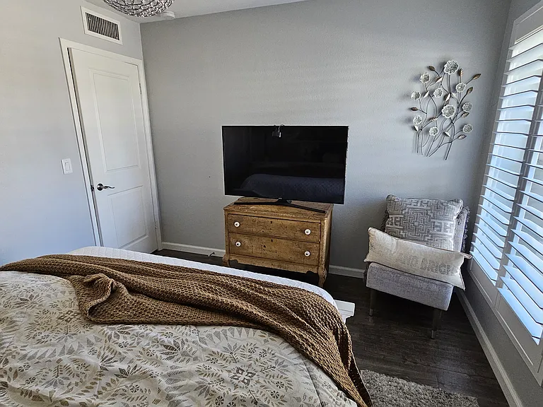 1637 W Beaubien Dr — Photo 3