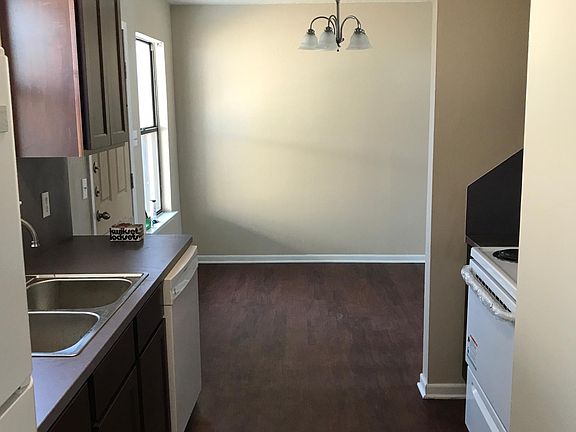 Nice dining area off kitchen
