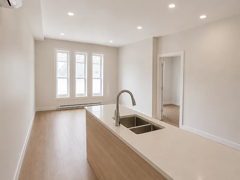 300 Princess Ave — Photo 14