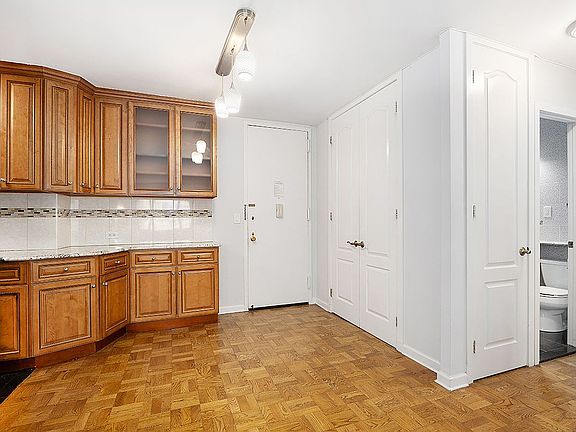 4th image of 20 W 64th St APT 11U