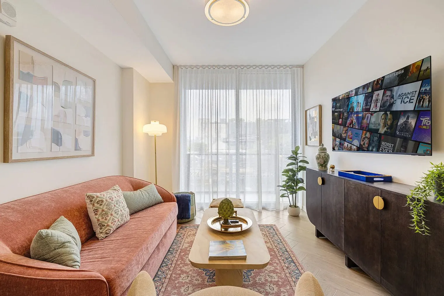 1 bed, 1.0 bath, 699 sqft, $3,030 — Photo 2