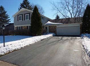 890 Westbourne Ln, Buffalo Grove, IL 60089