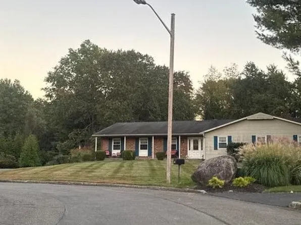 4 Woodcrest Ct, West Nyack, NY 10994