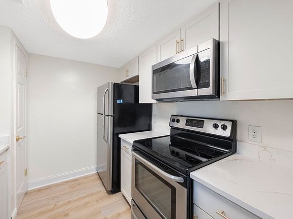 2nd image of 3111 W Horatio St APT 101