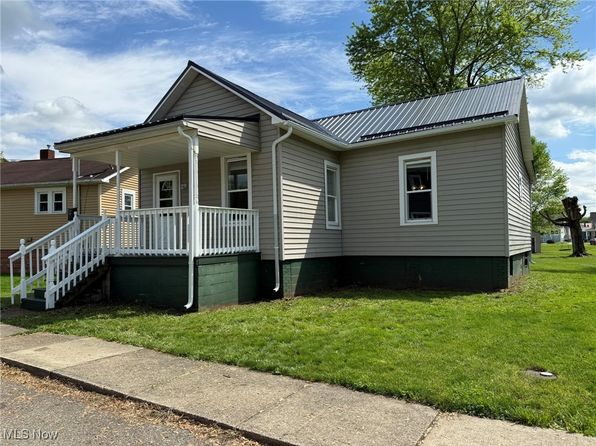 208 W 1st St, Uhrichsville, OH 44683