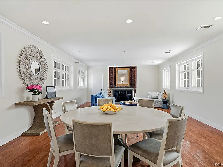 74 Peacock Ln — Photo 2
