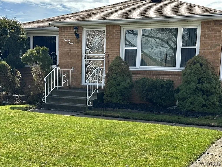 23 Pinewood Ter — Photo 1