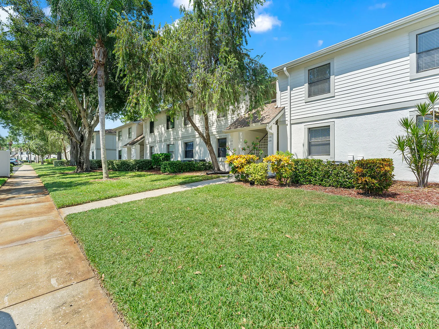 2 bed, 879 sqft, $1,999 — Photo 3