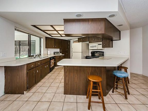 3rd image of 216 Hillcrest Dr
