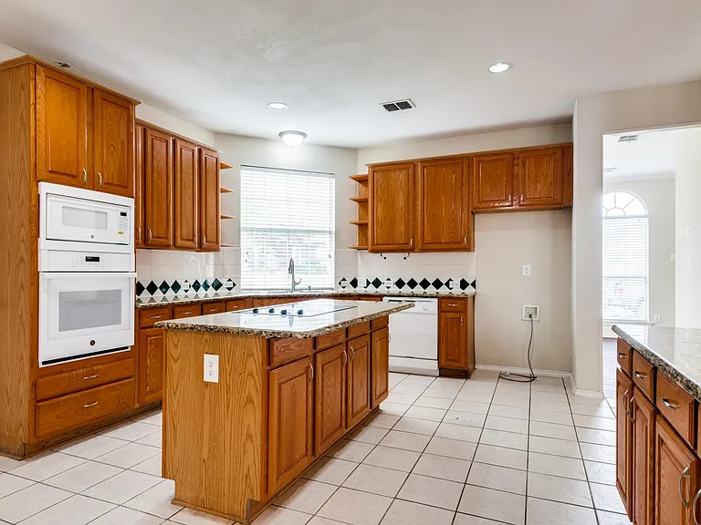 2904 Woods Dr — Photo 4