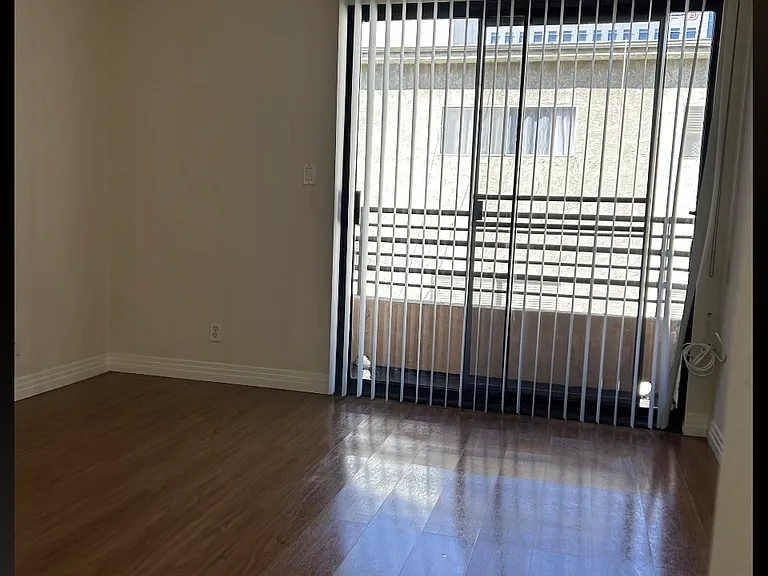 Burton Way Apartments — Photo 30