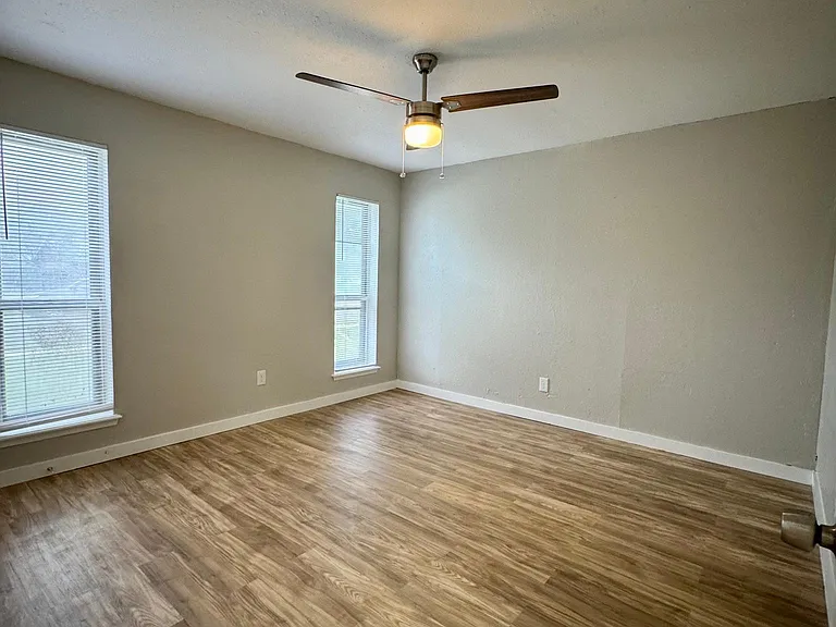 1405 Seville Dr — Photo 18