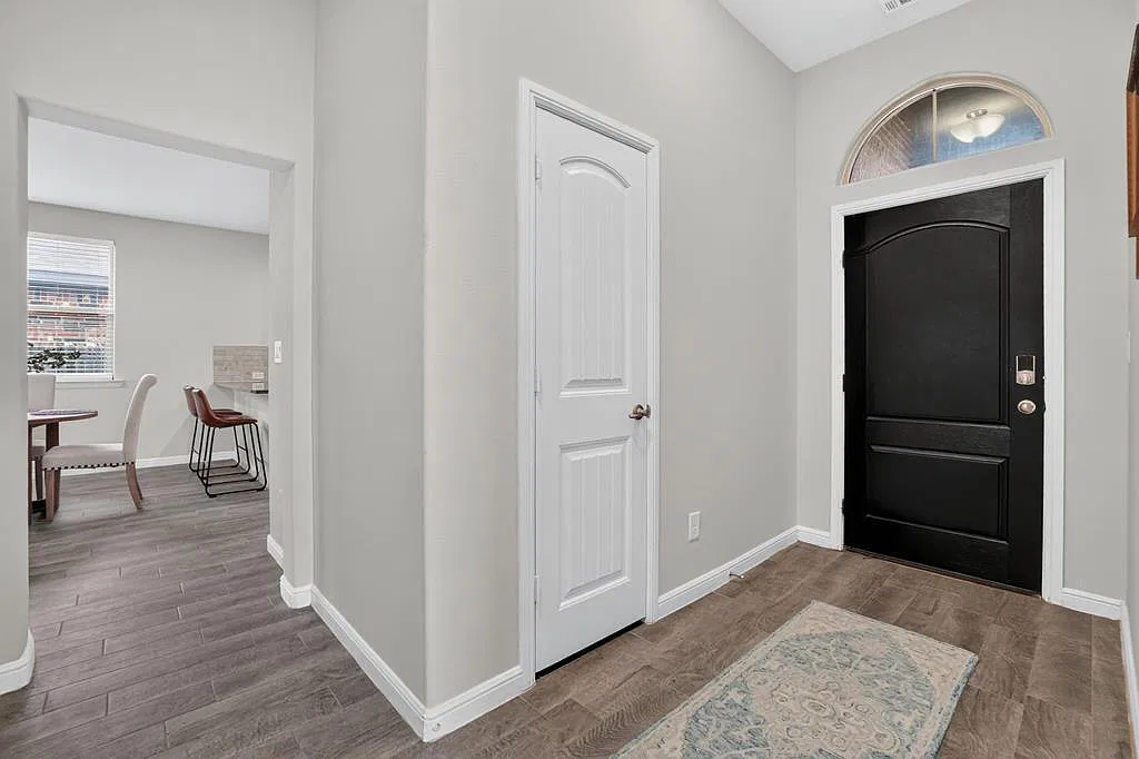 3 bed, 2.0 bath, 1800 sqft, $2,995 — Photo 3