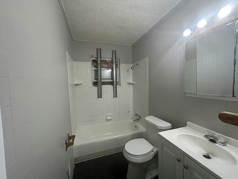 16121 Salem St — Photo 14