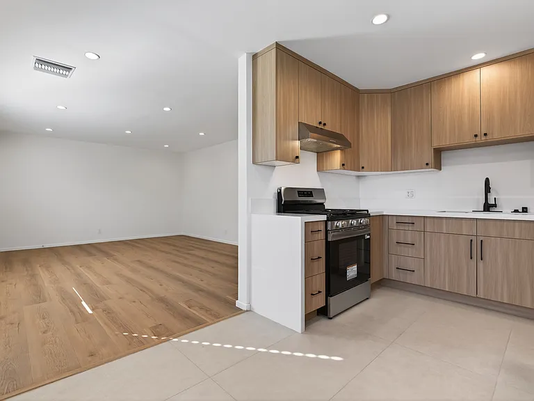 2539 Manhattan Ave — Photo 8