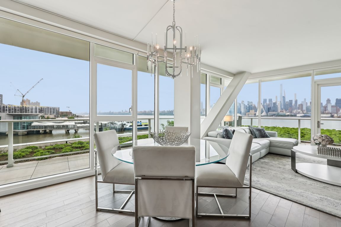 Ave at Port Imperial 305-1405-008